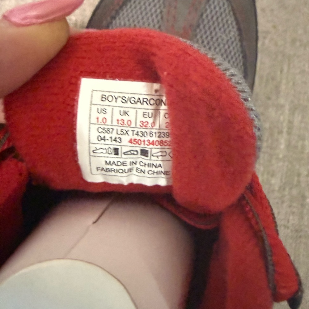 The North Face Boys Hiking Trail Shoes Size 1 Gray Red EU 32 NWOB - Picture 3 of 4